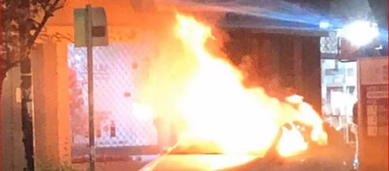 Επίθεση με μολότοφ στον Κορυδαλλό: Απίστευτη φωτογραφία με το σύνδεσμο του Ολυμπιακού «παραδομένο» στις φλόγες